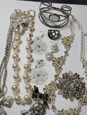 Elegant Pearl and Crystal Statement Necklace - White and Silver Tone